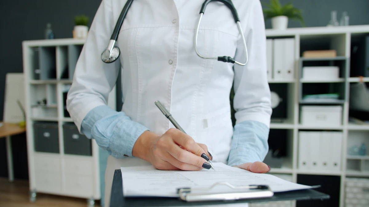 Profesional de salud revisando documentos en un consultorio.